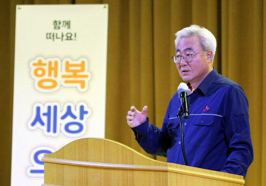 SK이노베이션 김준 총괄사장이22일 울산CLX에서 열린 '울산CLX행복협의회' 출범식에서 축사를 하고 있다.  <SK이노베이션 제공>